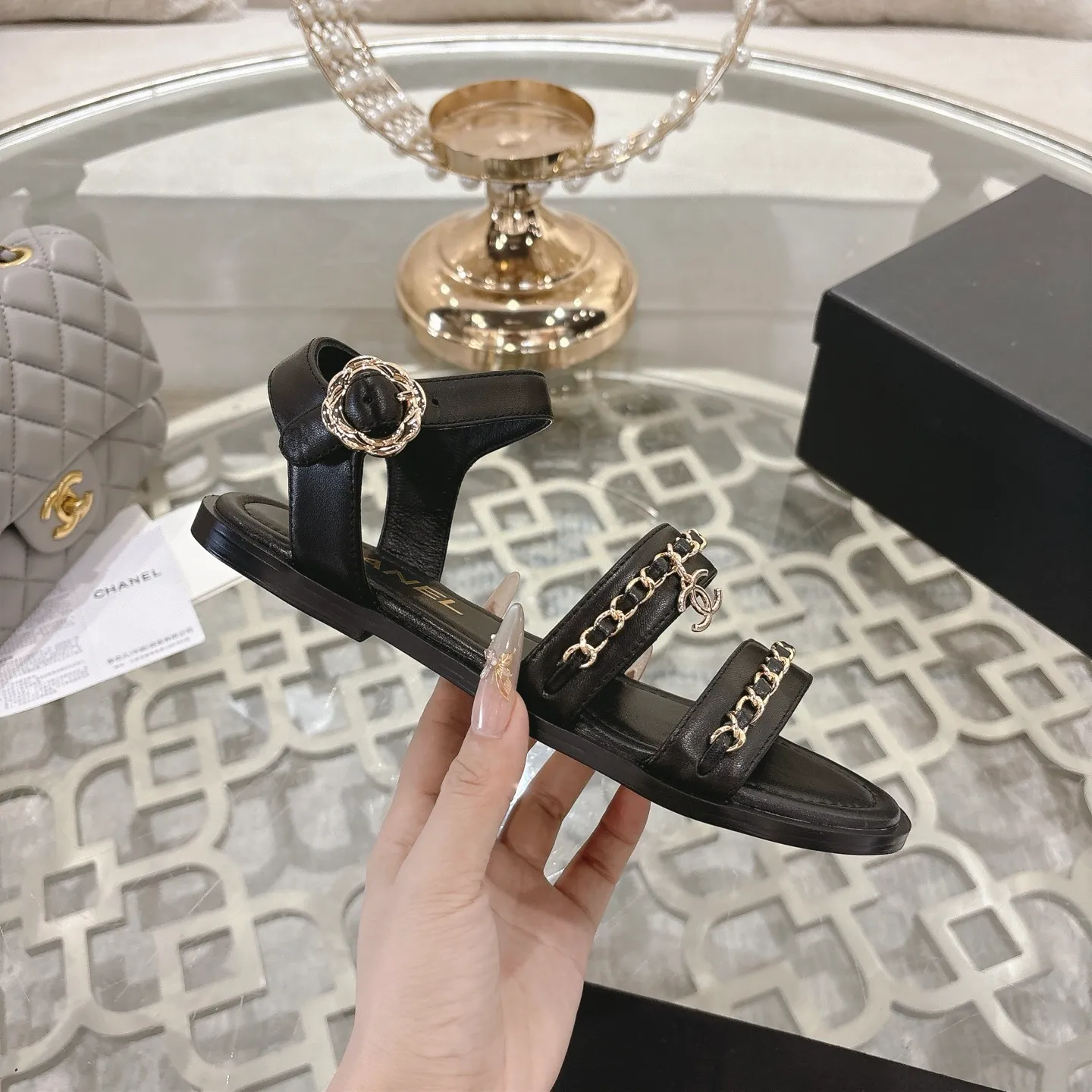 👟👟Ex-factory price 560👟👟Chanel Xiaoxiang 2025ss spring and summer latest catwalk fashion chain decoration top quality! Accurate to 1:1, light luxury without tiring the feet, the upper foot can be matched with spring and summer clothes at will, highlighting texture and taste, simple yet luxurious appearance, even if it is just a pair of sandals, it is definitely a must-have pair in the summer shoe cabinet. Upper: imported lambskin. Lining: imported sheepskin lining. Outsole: original customized outsole. Size: 35-40 (40.41.42 custom-made, non-returnable)